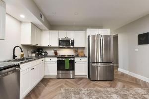 Dapur atau dapur kecil di HostWise Stays - King Beds, Park Free, Great Walk Score