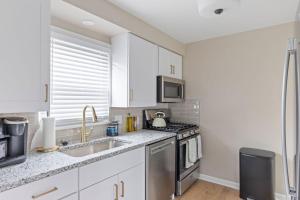 Kuchyň nebo kuchyňský kout v ubytování 27150 Forestview Ave, Euclid