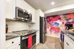 Dapur atau dapur kecil di HostWise Stays - 2 King Beds, Free Street Parking, North Side Gem