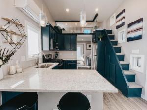 une cuisine avec un comptoir et un escalier dans l'établissement Beautiful and Elegant River Front Cottage, à Reno