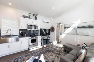 uma sala de estar com um sofá e uma cozinha em Beautiful Cottage on Historic Grounds em Reno