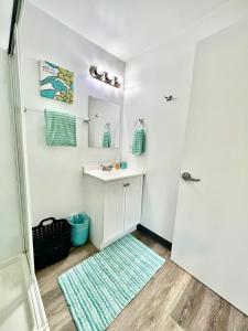 a bathroom with a sink and a mirror at Micro Studio Apartment 10 Minutes Walk to University of Washington in Seattle +32 photos