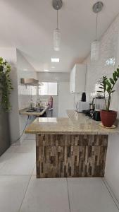 eine Küche mit einer großen Theke in einem Zimmer in der Unterkunft Apto Diamante in Boa Vista