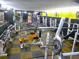 Fitness centrum a/nebo fitness zařízení v ubytování Men Only - Cozy Private Room with Shared Bathroom in Heliopolis AC 30Mbps WiFi 5G
