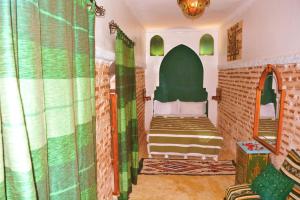 Postel nebo postele na pokoji v ubytování Riad marrakesh peace