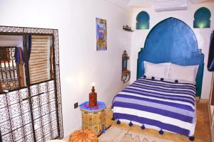 Postel nebo postele na pokoji v ubytování Riad marrakesh peace