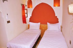 Postel nebo postele na pokoji v ubytování Riad marrakesh peace