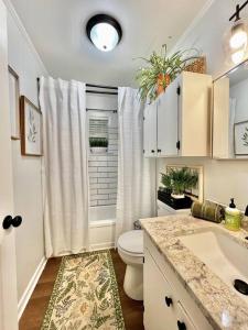 Ένα μπάνιο στο Newly Renovated Home - Sleeps 10