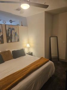 a bedroom with a large bed in a room at Modern Cozy Condo facing Riverwalk w King Suite in San Antonio +15 photos