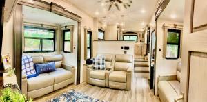 Foto de la galería de Waterfront - Luxury RV - Sleeps 6 en Etoile