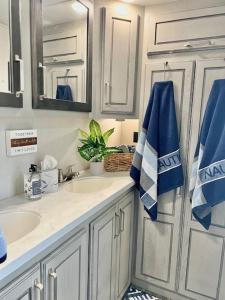 Ảnh trong thư viện ảnh của Waterfront - Luxury RV - Sleeps 6 ở Etoile +41 ảnh