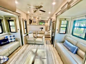 Khu vực ghế ngồi tại Waterfront - Luxury RV - Sleeps 6