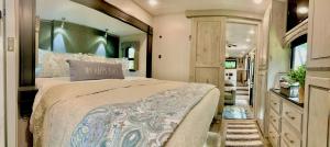 Giường trong phòng chung tại Waterfront - Luxury RV - Sleeps 6