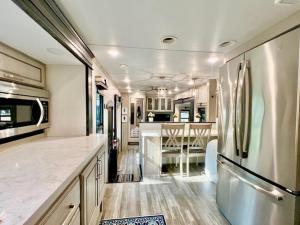 Nhà bếp/bếp nhỏ tại Waterfront - Luxury RV - Sleeps 6