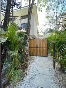 Aed väljaspool majutusasutust Green Turtle Townhome #4 Private Pool & Garden 300Mtrs to Beach