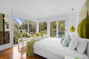 En eller flere senge i et værelse på Moonah Woodlands Resort + 30 billeder