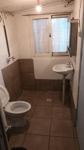 une petite salle de bain avec toilettes et lavabo dans l'établissement Fox Den, à Luján de Cuyo