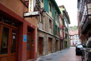 a street with a sign on the side of a building at Pensión Argüelles in Ribadesella
