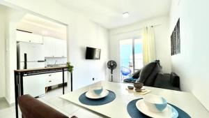 SolemarにあるFrente Mar, Sacada Gourmet e Garagemのリビングルーム(テーブル、ボウル2つ付)