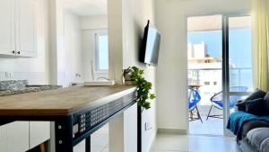 SolemarにあるFrente Mar, Sacada Gourmet e Garagemのキッチン(カウンタートップ付)、リビングルーム