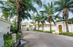 En have udenfor Bali Style Luxury Pool Villa near Beach & Walking ST!