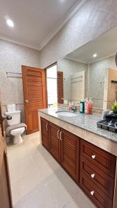 Et badeværelse på Bali Style Luxury Pool Villa near Beach & Walking ST!