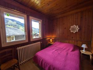 a bedroom with a pink bed and two windows at Appartement 2 chambres, 5 pers., cœur de village avec parking - FR-1-342-323 in Beaufort
