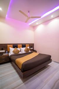 Postel nebo postele na pokoji v ubytování Hotel Royce Executive Near US Consulate, Bandra Kurla Complex