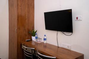 TV a/nebo společenská místnost v ubytování Hotel Royce Executive Near US Consulate, Bandra Kurla Complex