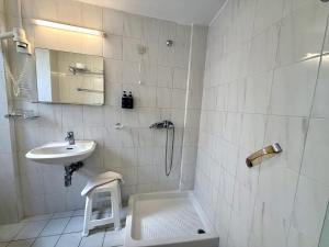 Um banheiro em Savoy City Hotel