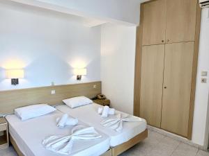 Cama ou camas em um quarto em Savoy City Hotel