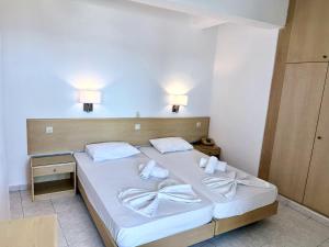 Cama ou camas em um quarto em Savoy City Hotel