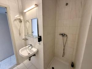Um banheiro em Savoy City Hotel
