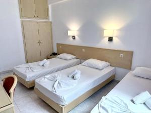 Cama ou camas em um quarto em Savoy City Hotel