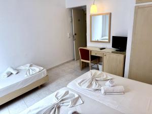 Cama ou camas em um quarto em Savoy City Hotel