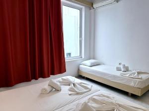 Cama ou camas em um quarto em Savoy City Hotel