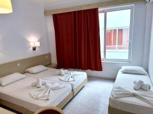 Cama ou camas em um quarto em Savoy City Hotel