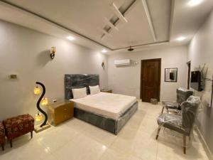 Ένα ή περισσότερα κρεβάτια σε δωμάτιο στο Al Harmain Gest House Bahawalpur