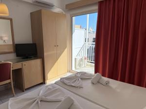 Cama ou camas em um quarto em Savoy City Hotel