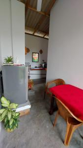 ein Wohnzimmer mit einem TV und einem roten Tisch in der Unterkunft Jungle Beach Inn in Unawatuna + 19 Fotos