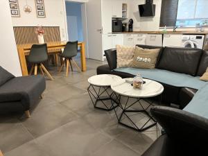 a living room with a couch and a table at Barrierefreie Ferienwohnung in Winterscheid nahe Köln Bonn bis 4 Personen mit Netflix und mehr in Ruppichteroth