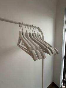 蒙斯Chambre neuve 1 ou 2 personnes的衣柜里一排白色衣架