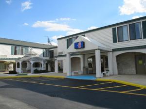 a parking lot in front of a hotel at Motel 6-Newark, DE in Newark