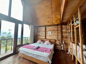 una camera da letto con un letto in una stanza con finestre di Satha private villa Dieng a Banjarnegara