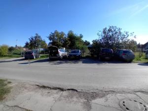 ein Parkplatz mit vielen geparkten Autos in der Unterkunft Studio Apartman My Home in Novi Sad