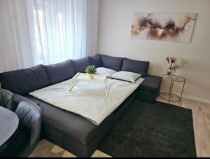 uma sala de estar com um sofá azul e uma mesa em cima. em The Oasis - Heart of Riga em Riga