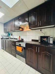 Kuchyň nebo kuchyňský kout v ubytování SG Homes + 37 fotografií