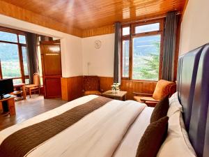 Postel nebo postele na pokoji v ubytování Himalayan Nomad Cottage, manali ! all 2 bedroom independent cottages ! personal lawn every cottage ! parking ! scenic mountains view ! spacious rooms !