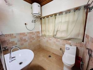 Koupelna v ubytování Himalayan Nomad Cottage, manali ! all 2 bedroom independent cottages ! personal lawn every cottage ! parking ! scenic mountains view ! spacious rooms ! + 37 fotografií