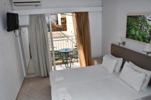Postel nebo postele na pokoji v ubytování Aristea Hotel